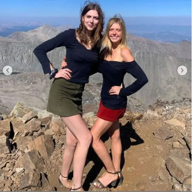 Pendaki Wanita Pakai Gaun dan High Heels Saat Naik Gunung