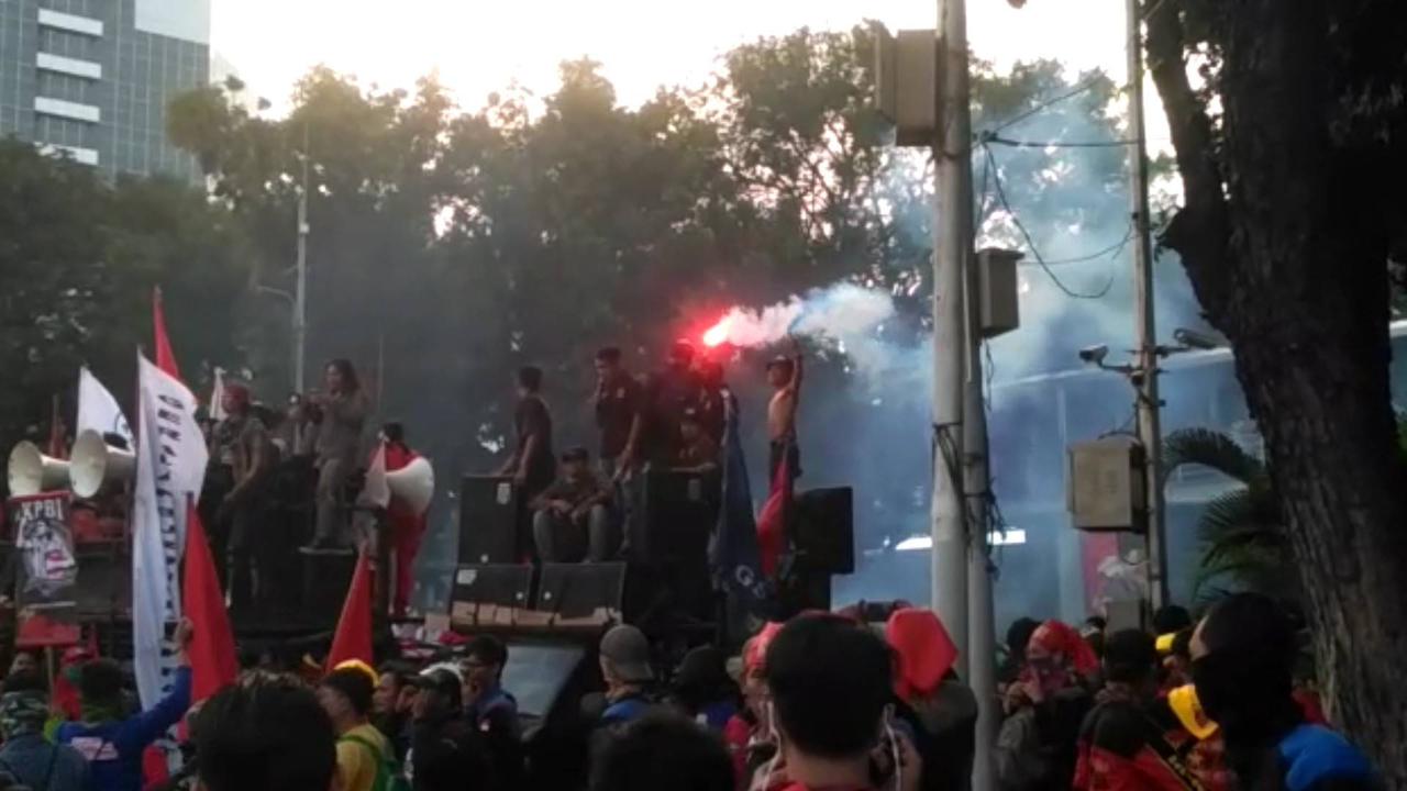 VIDEO: Suar Asap Dan Kembang Api Tutup Aksi May Day di Jakarta