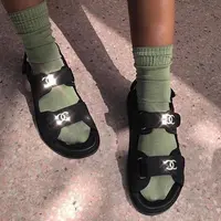 Simak deretan sandal turis yang inspiratif dan jadi tren di tahun 2019. (Foto: Instagram: egpjournal)