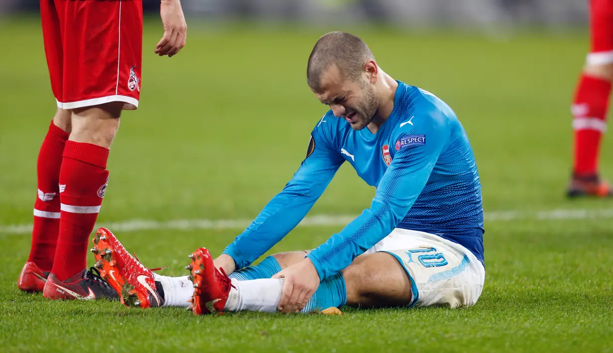 Gelandang Arsenal, Jack Wilshere duduk di lapangan pada matchday kelima Liga Europa Grup H kontra FC Koln di RheinEnergieStadion, Jumat (24/11). Meski kalah 0-1 dari tuan rumah FC Koln, Arsenal tetap lolos sebagai juara Grup H. (INA FASSBENDER/AFP)