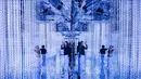 Pengunjung mendatangi ruang seni digital imersif Space and Time Cube Surabaya yang baru dibuka, di Surabaya, 23 Agustus 2026. (AFP/ Juni Kriswanto)