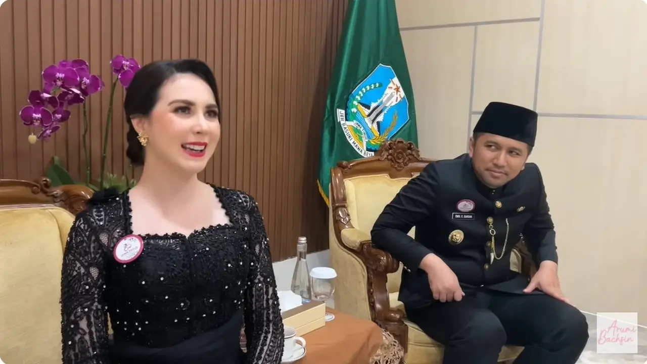 6 Potret Arumi Bachsin di HUT ke-80 Jatim, Perlihatkan Kantor Baru Emil Dardak