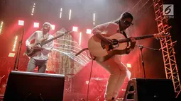 Musisi Endah N Rhesa saat tampil dalam Java Jazz on The Move di Jakarta, Kamis (15/2). Duo musisi ini dikenal dengan tembang-tembangnya yang intim dan romantis. (Liputan6.com/Faizal Fanani)