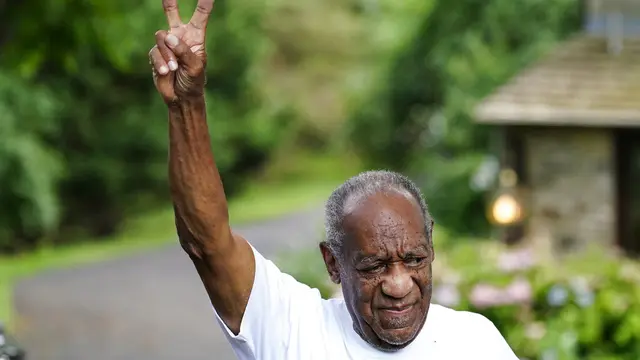 Bill Cosby berpose setelah dibebaskan dari penjara. (AP Photo/Matt Rourke)