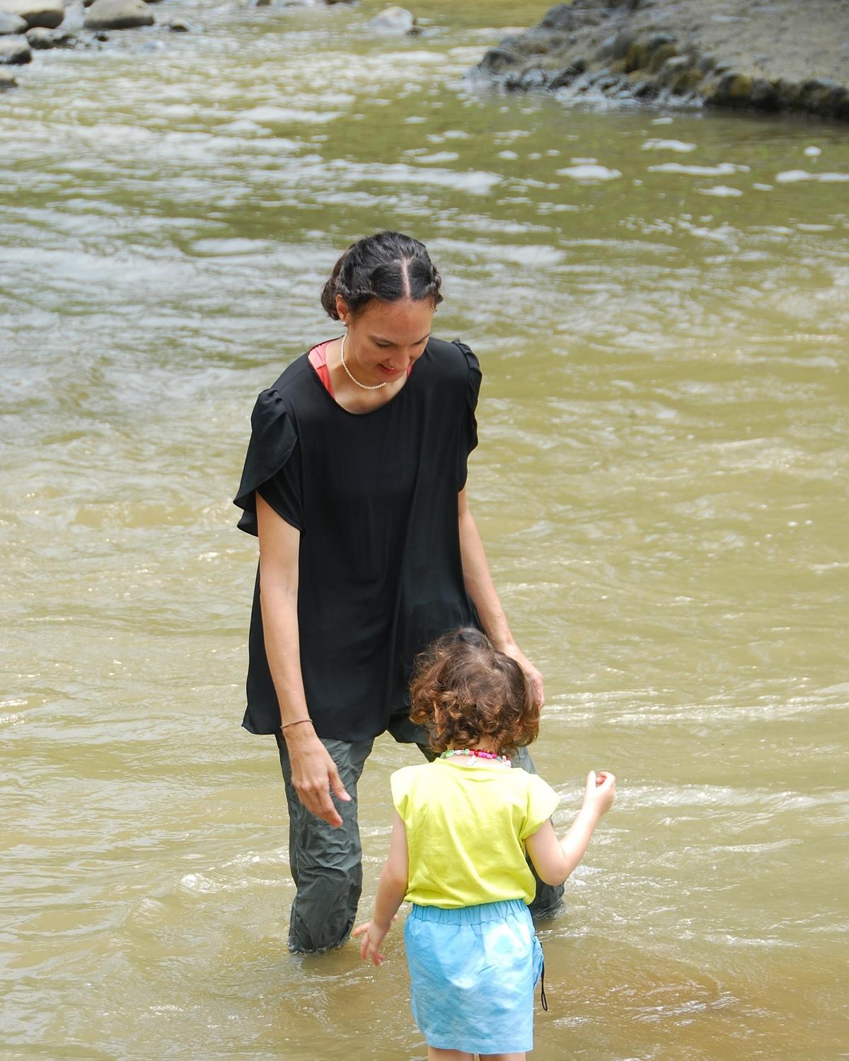 7 Potret 2 Anak Nadine Chandrawinata Diajak Main ke Sungai, Main Bareng Sambil Berendam