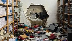 Para pencuri menggunakan sebuah bor berukuran besar untuk membobol brankas cabang Bank Sparkasse yang berada di kawasan pertokoan utama di Jerman bagian barat. (Dok. Gelsenkirchen Police)