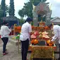 Pengurus Tempat Ibadah Tri Dharma (TITD) Kwan Sing Bio Tuban, kembali menggelar ritual sembahyang sambil merayakan Hari Ulang Tahun (HUT) Se Mien Fo, 9 November 2021. (Liputan6.com/ Ahmad Adirin)