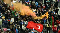 Rakyat Azerbaijan mengibarkan bendera nasional dan Turki di Baku, Azerbaijan, Selasa (10/11/2020). Armenia dan Azerbaijan mengumumkan perjanjian damai untuk menghentikan pertempuran atas wilayah Nagorno-Karabakh di Azerbaijan berdasarkan pakta yang ditandatangani dengan Rusia. (AP Photo)