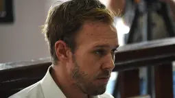 Ekspresi Joshua James Baker saat menjalani sidang tuduhan kepemilikan narkoba di pengadilan Denpasar, Bali (23/1). Polisi menangkap Baker di Bandara Ngurah Rai dari Bangkok 8 Oktober 2017 setelah membawa obat-obatan terlarang. (AFP Photo/Sonny Tumbelaka)