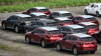 Deretan mobil baru terparkir di kawasan Marunda, Cilincing, Jakarta, Senin (21/6/2021). Diskon 0 persen Pajak Penjualan atas Barang Mewah (PPnBM) sebagai upaya mengakselerasi pemulihan ekonomi nasional di masa pandemi. (merdeka.com/Iqbal S. Nugroho)