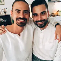 Adam Sinclair adalah adik bungsu dari Ashraf Sinclair dan Aishah Sinclair. Di Malaysia, ia terkenal seabgai sineas film dan music director. [Foto: Instagram/@adamyousofunny]