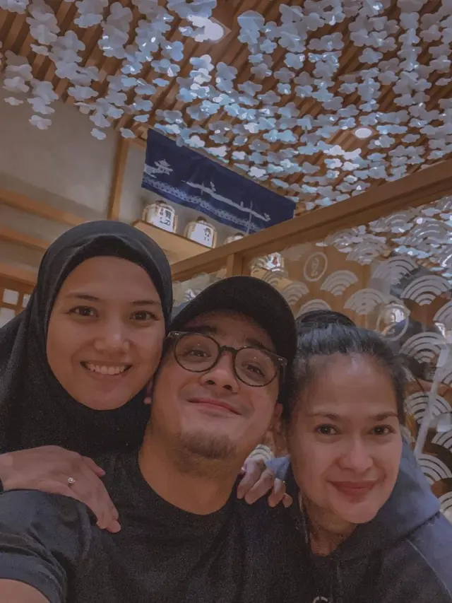 6 Potret Kebersamaan Ricky Harun dan Donna Harun, Bak Kakak Adik