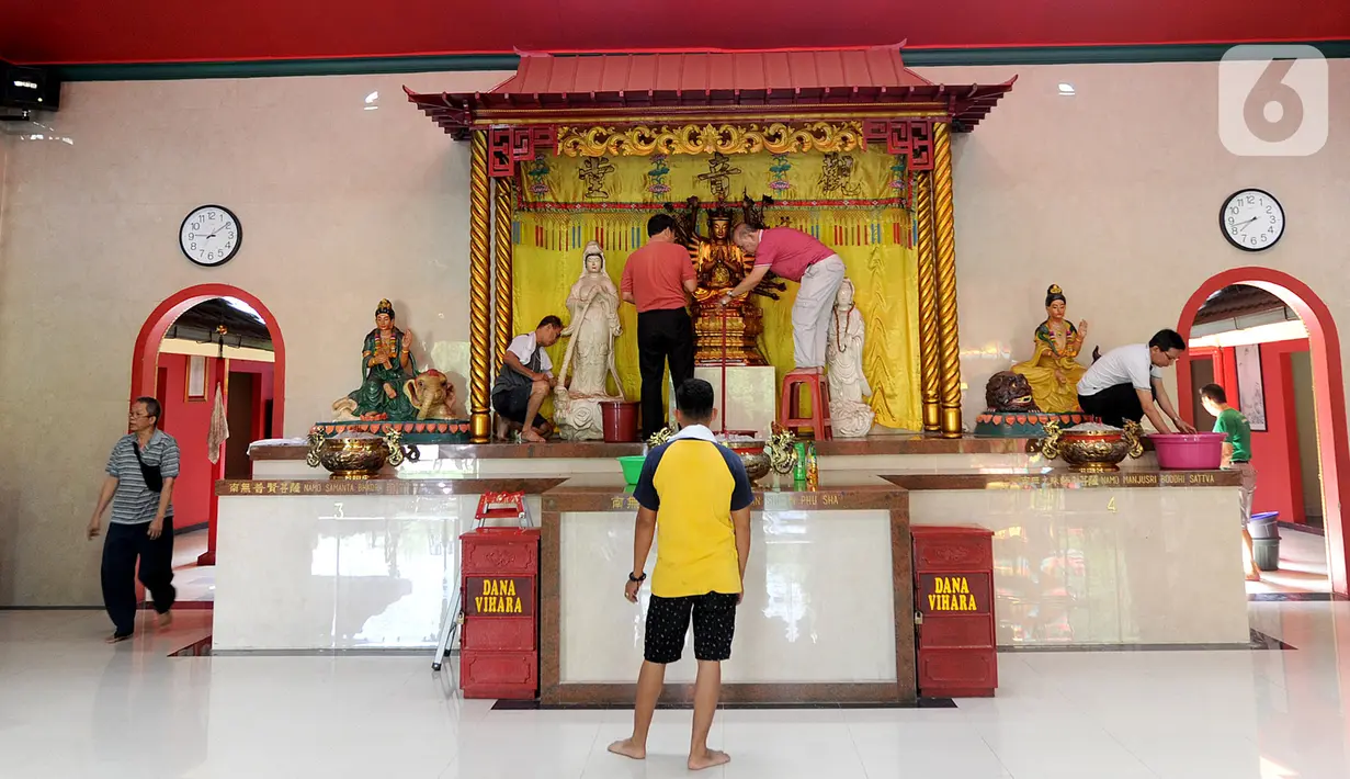 Warga keturunan Tionghoa membersihkan rupang atau patung dewa dan dewi di Vihara Kwan In Thang, Pondok Cabe, Tangerang Selatan, Banten, Minggu (19/1/2020). Tradisi untuk membersihkan jiwa dan fikiran bagi umat Tionghoa ini rutin dilakukan jelang Imlek. (merdeka.com/Arie Basuki)