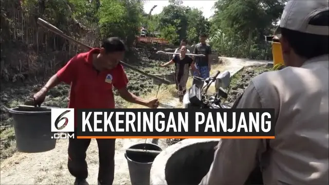 Akibat kekeringan, warga Nganjuk, Jawa Timur, harus mencari air bersih ke tempat yang begitu jauh dari pemukimannya. Mereka terpaksa gunakan dari persawahan untuk kebutuhan hidup.