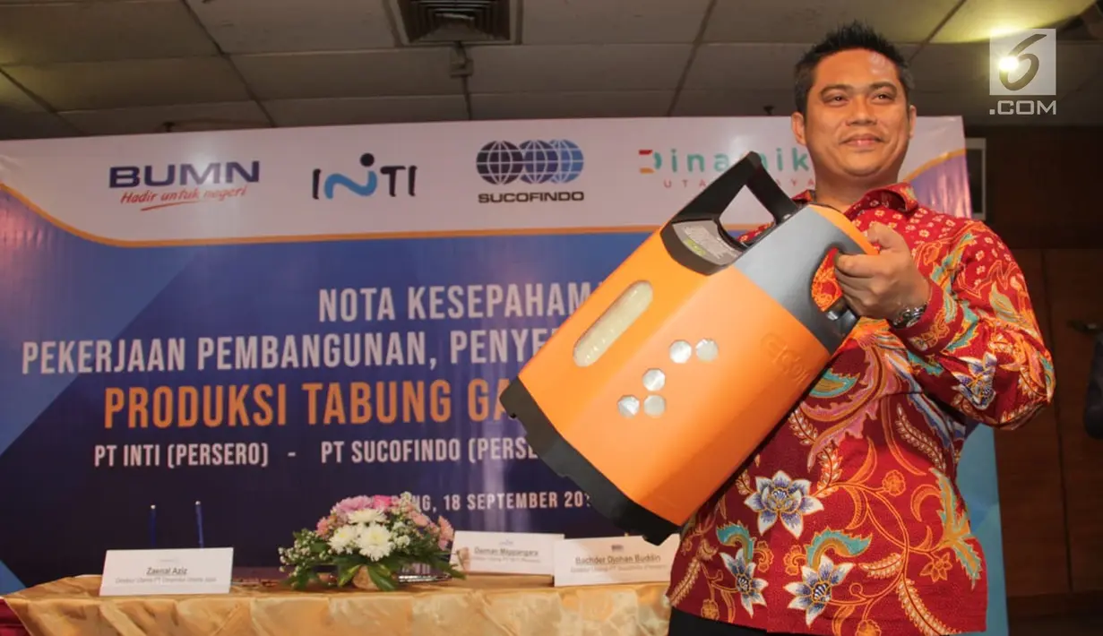 Dirut PT Dinamika Utama Jaya Zaenal Aziz menunjukkan Tabung LPG Composite usai MoU untuk produksi Tabung LPG berbahan Composite di Bandung, Rabu (18/9/2019). Mulai tahun 2020 PT INTI (Persero) akan memproduksi Tabung LPG Composite sebanyak 1.000-1.200 tabung per hari. (Liputan6.com/HO/Okta)