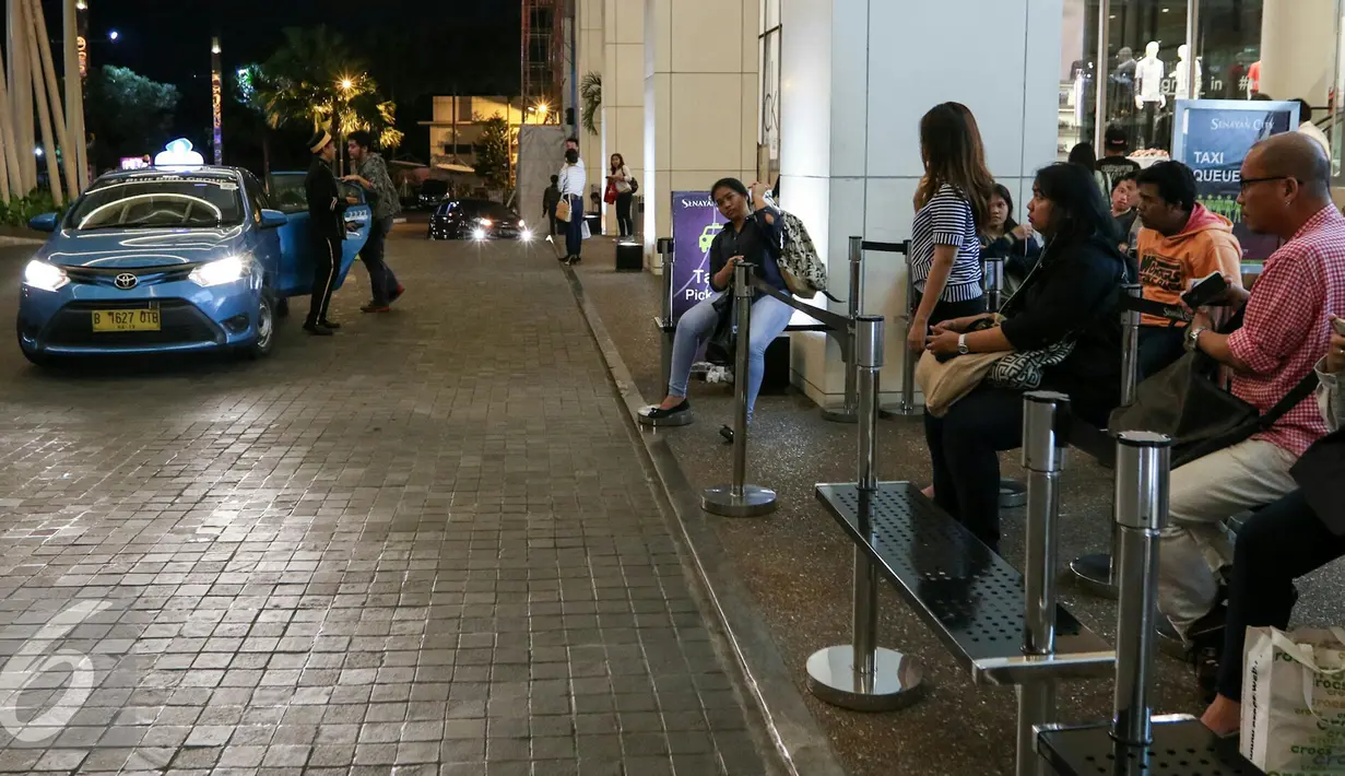 Warga naik taksi gratis Blue Bird di Senayan  City, Jakarta, Rabu (23/3). Manajemen Blue Bird memberikan layanan taksi reguler gratis di Jakarta dan sekitarnya. (Liputan6.com/Yoppy Renato)