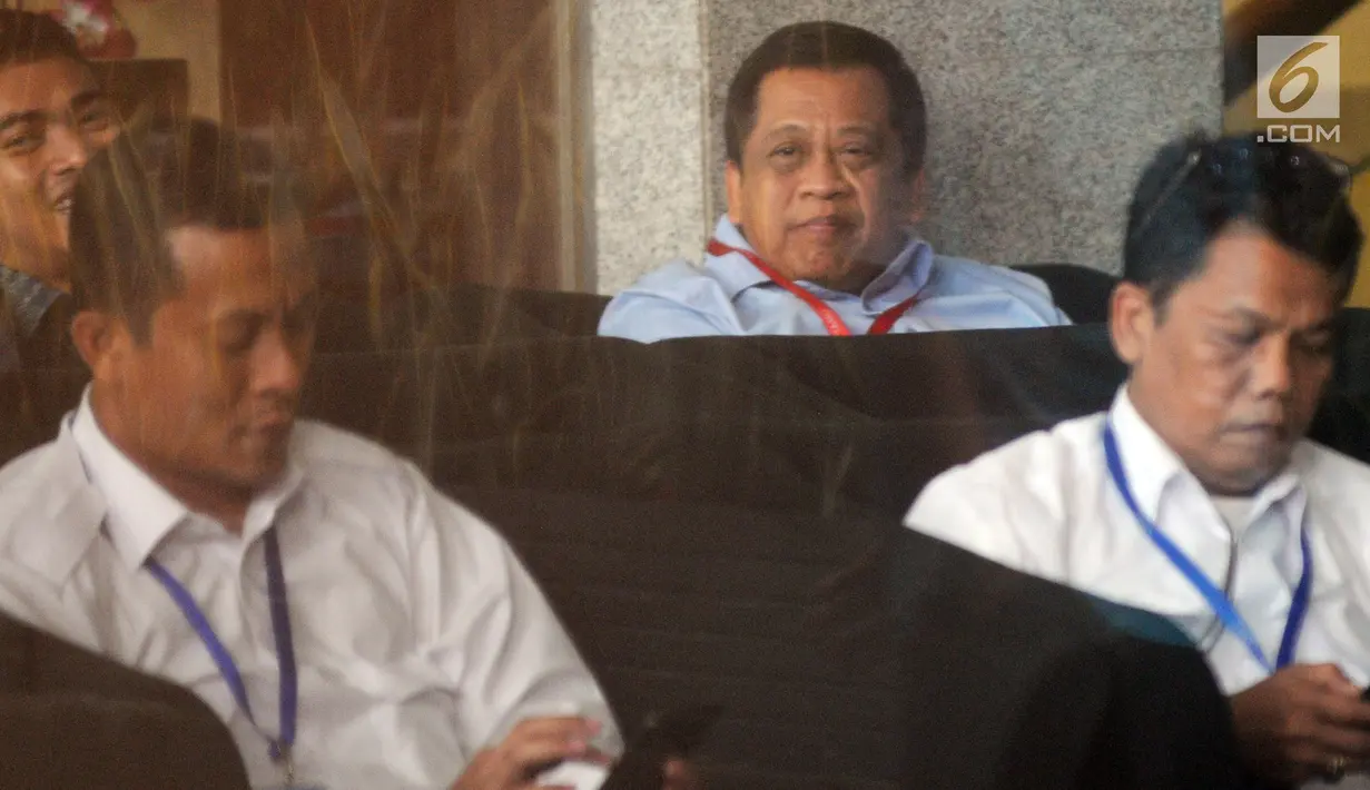 Anggota DPR Komisi X, Djoko Udjianto berada di ruang tunggu untuk pemeriksaan di Gedung KPK, Jakarta, Rabu (13/2). Djoko Udjianto diperiksa terkait kasus suap Dana Alokasi Khusus (DAK) Kabupaten Kebumen APBD-P Tahun 2016. (Merdeka.com/Dwi Narwoko)