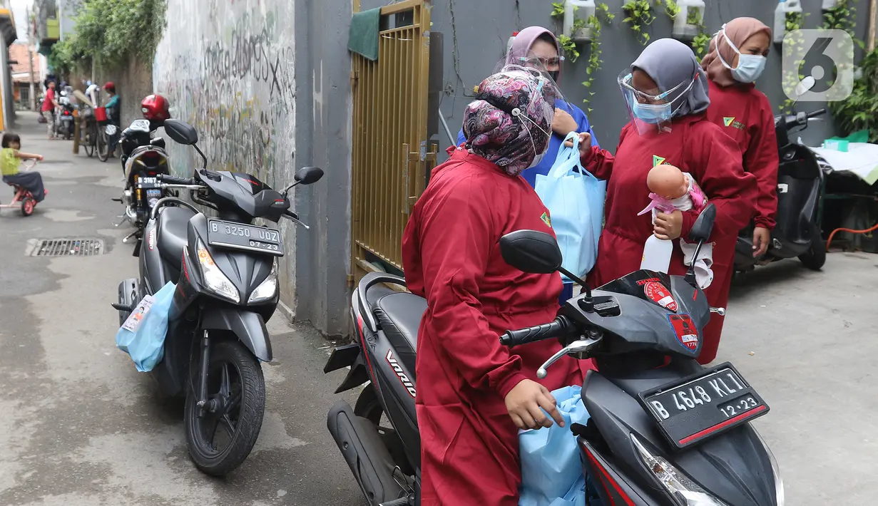 Sejumlah relawan Dompet Dhuafa seusai mengecek kesehatan ibu menyusui penyintas COVID-19 di RW 07 Kelurahan Tengah, Kramat Jati, Jakarta, Kamis (5/8/2021). Kegiatan tersebut dalam rangka Pekan ASI Sedunia yang diperingati setiap tanggal 1 hingga 7 Agustus. (Liputan6.com/Herman Zakharia)