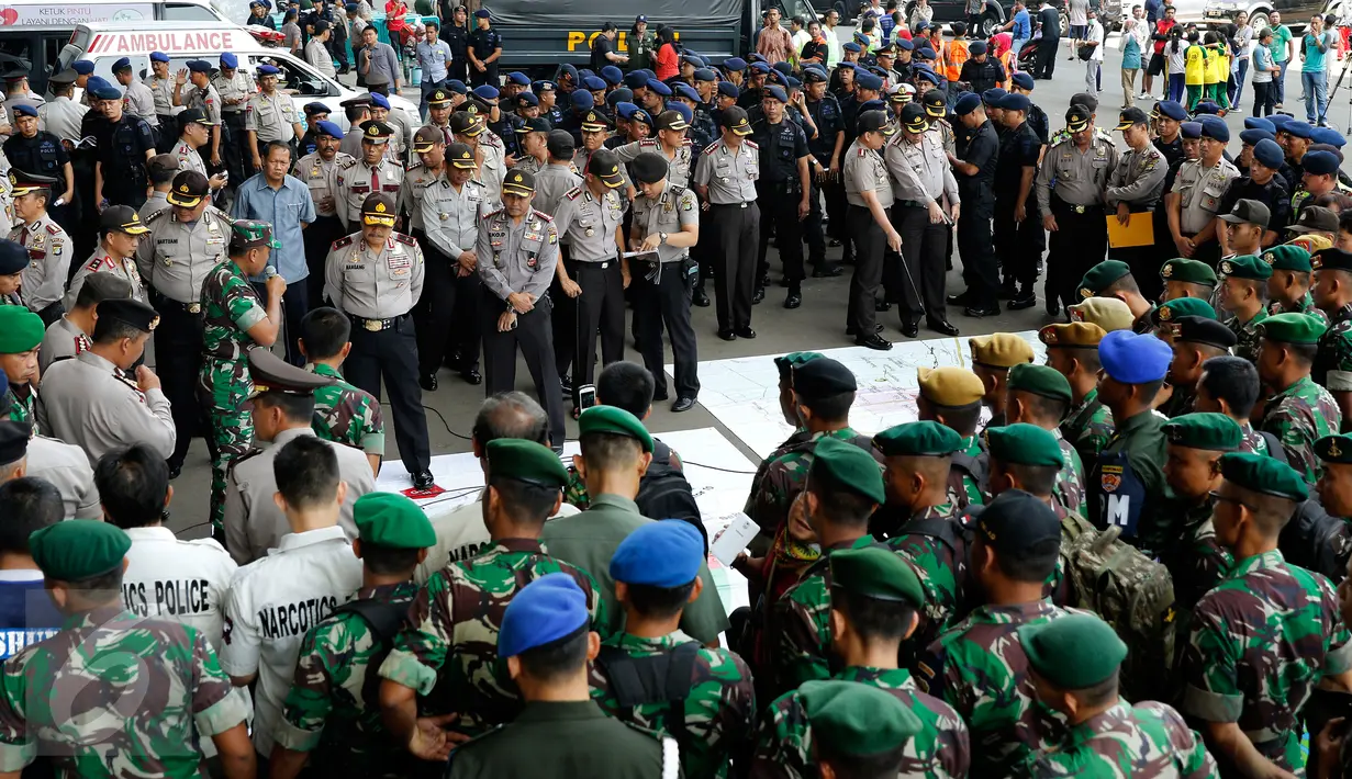 Polda Metro Jaya dan Kodam Jaya gelar pengaturan strategi pengamanan final Piala Presiden 2015 di SUGBK, Jakarta, Sabtu (17/10/2015). Polda Metro Jaya akan mengerahkan sebanyak 9.127 personel sekitar GBK.  (Liputan6.com/Yoppy Renato)