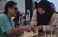 Cewek ini Tiba-Tiba Datangi Meja Pria Tunanetra, Ternyata Bantu untuk Minum tapi Malah Menangis