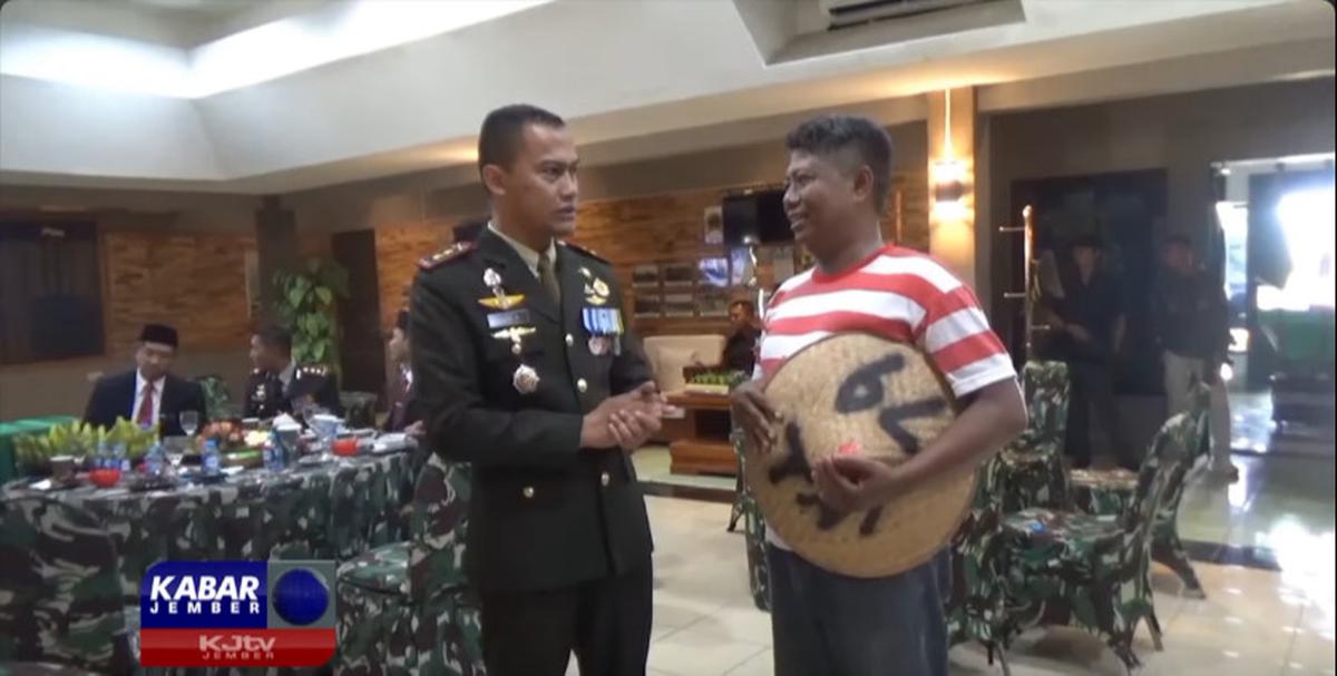 Petani Tiba-Tiba Datangi Letkol TNI ke Kantor, Bawaannya Tak Terduga