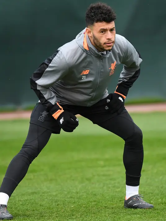 Gelandang Liverpool, Alex Oxlade-Chamberlain melakukan pemanasan selama latihan di Melwood di Manchester, Inggris (9/4). Pada leg pertama Liverpool menang besar 3-0 atas Manchester City di Stadion Anfield. (AFP Photo/Paul Ellis)