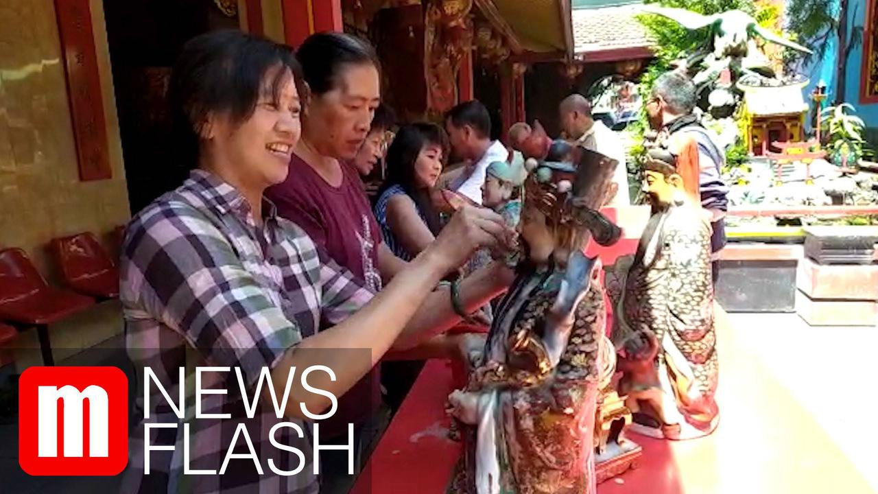 VIDEO: Jelang Imlek, Warga Tionghoa di Malang Mandikan Patung Dewa