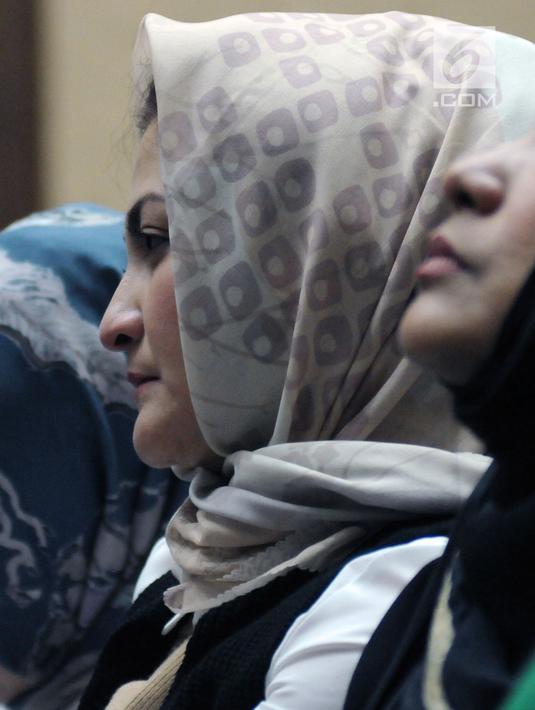 Istri terdakwa korupsi proyek e-KTP Setya Novanto, Deisti Astriani Tagor saat mengikuti sidang pembacaan nota pembelaan di Pengadilan Tipikor, Jakarta, Jumat (13/4). Sebelumnya, Setya Novanto dituntut 16 tahun penjara. (Liputan6.com/Helmi Fithriansyah)