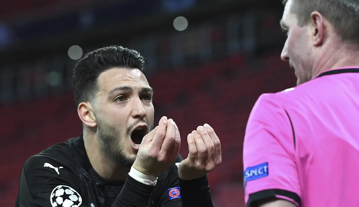 Bek Borussia Moenchengladbach, Rami Bensebaini memprotes keputusan wasit saat melawan Manchester City dalam laga leg kedua babak 16 besar Liga Champions 2020/2021 di Puskas Arena, Budapest, Selasa (16/3/2021). Gladbach kalah 0-2 dari Manchester City. (MTI AP/Tibor Illyes)