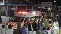 Penyelamat menurunkan korban gempa dari ambulans di sebuah rumah sakit di Saidu Sharif, Pakistan, Selasa, 21 Maret 2023. Gempa M 6,5 guncang sebagian besar Pakistan dan Afghanistan. (AP/Naveed Ali)