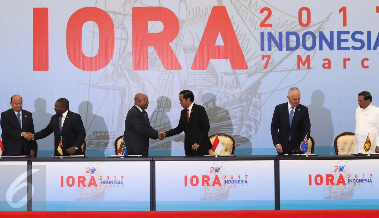 Presiden Jokowi bersalaman dengan Presiden Afrika Selatan Jacob Zuma usai penandatanganan Jakarta Concord pada KTT IORA 2017 di Jakarta, Selasa (7/3). Sebanyak 21 pimpinan delegasi menandatangani Jakarta Concord. (Liputan6.com/Angga Yuniar)