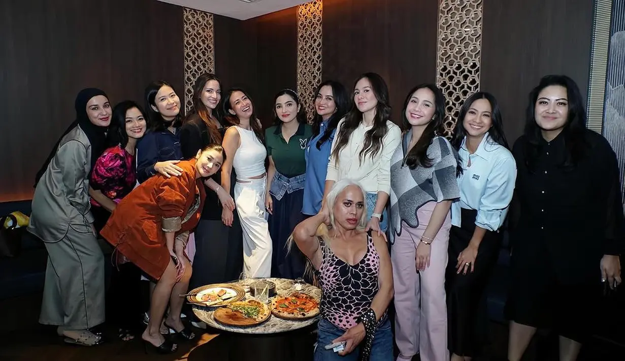 Kumpulan sahabat dekat seperti Nagita Slavina, Ririn Ekawati, Nia Ramadhani, hingga Shireen Sungkar ini terlihat merayakan dengan tawa, canda, dan tentunya kehangatan persahabatan.  [@ashanty_ash].