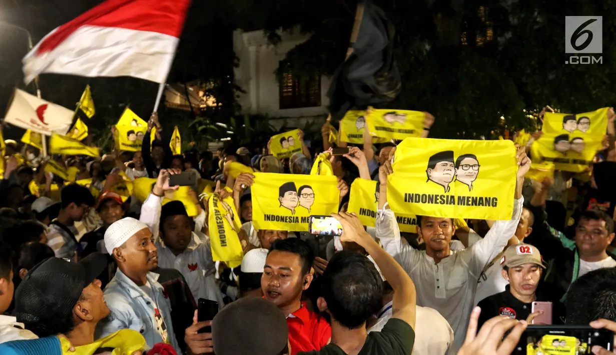 Pendukung Calon Presiden no urut 02 Prabowo Subianto bersorak di depan Rumah Kertanegara, Jakarta, Rabu (17/4). Pada pidatonya Prabowo Subianto mendeklarasikan kemenangannya dari hasil real count BPN di Pilpres 2019 pada angka 62%. (Liputan6.com/Johan Tallo)