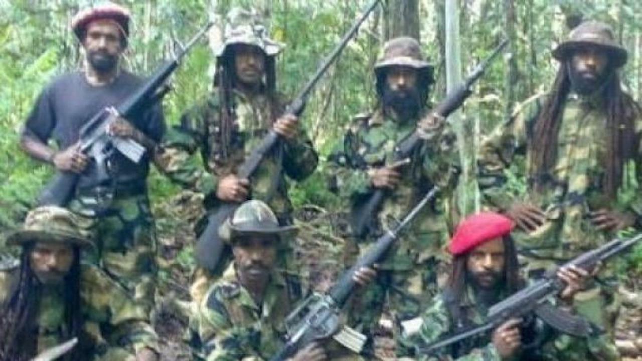 Terlihat gumpalan asap putih disertai api di lokasi kejadian pukul Pukul 16.37 WIT.