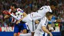 Kepala bek Atletico Madrid, Diego Godin, terkena kaki bek Real Madrid, Raphael Varane, pada laga perempat final Liga Champions di Stadion Vicente Calderon, Spanyol, Selasa (14/4/2015). (EPA/Juanjo Martin)