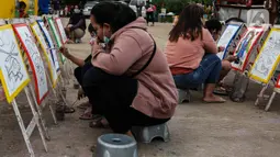 Aktivitas melukis di ruang kota Jalan Inpeksi Tanah Kusir, Jakarta, Senin (19/4/2021). Jalan Inpeksi Tanah Kusir ini menjadi salah satu tempat pilihan warga untuk menghabiskan waktu sembari menunggu berbuka puasa atau ngabuburit. (Liputan6.com/Johan Tallo)