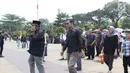 Warga mendatangi TMP Kalibata untuk melihat prosesi pemakaman Presiden RI ke-3 BJ Habibie, Jakarta, Kamis (12/9/2019). BJ Habibie wafat pada Rabu (11/9) di usia 83 tahun. (Liputan6.com/Helmi Fithriansyah)