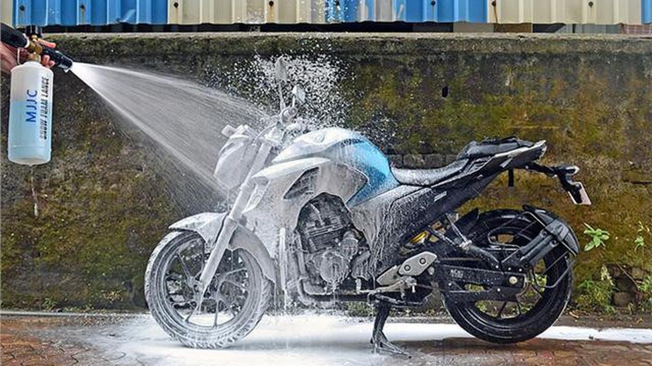 Hindari Cuci Motor Saat Mesin Masih Panas, Ini Risikonya