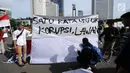 Warga menandatangani spanduk dukungan antikorupsi yang dibentangkan saat Hari Bebas Kendaraan di kawasan Bundaran HI, Jakarta, Minggu (10/12). Aksi dilakukan untuk memperingati Hari Antikorupsi Sedunia, 9 Desember. (Liputan6.com/Helmi Fithriansyah)
