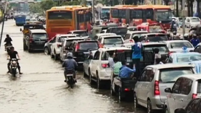 [VIDEO] Banjir Bukit Duri Surut, Aktivitas Warga Kembali Normal