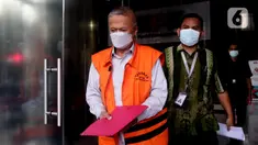 Hakim Agung nonaktif, Sudrajad Dimyati (kiri) menuju mobil tahanan usai menjalani pemeriksaan lanjutan di Gedung Merah Putih Komisi Pemberantasan Korupsi (KPK), Jakarta, Rabu (21/12/2022). Sudrajad Dimyati merupakan tersangka kasus dugaan suap penanganan perkara di Mahkamah Agung terkait putusan kasasi pada kasus Koperasi Simpan Pinjam Intidana. (Liputan6.com/Helmi Fithriansyah)