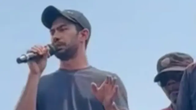 Reza Rahadian lakukan orasi (YouTube)