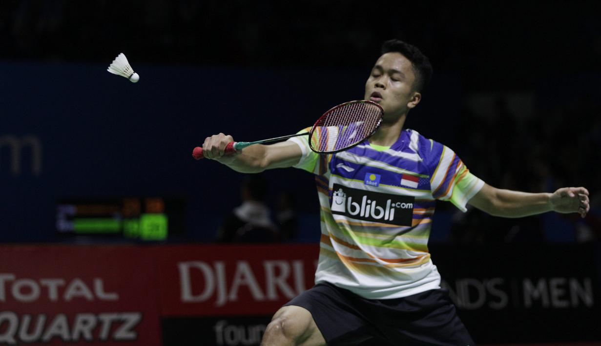 Tunggal putra Indonesia, Anthony Ginting, mengembalikan kok saat melawan Lu Guang Zu pada Blibli Indonesia Open 2019 di Istora Senayan, Jakarta, Selasa (16/7). Ginting menang 20-22, 23-21 dan 21-18. (Bola.com/Vitalis Yogi Trisna)