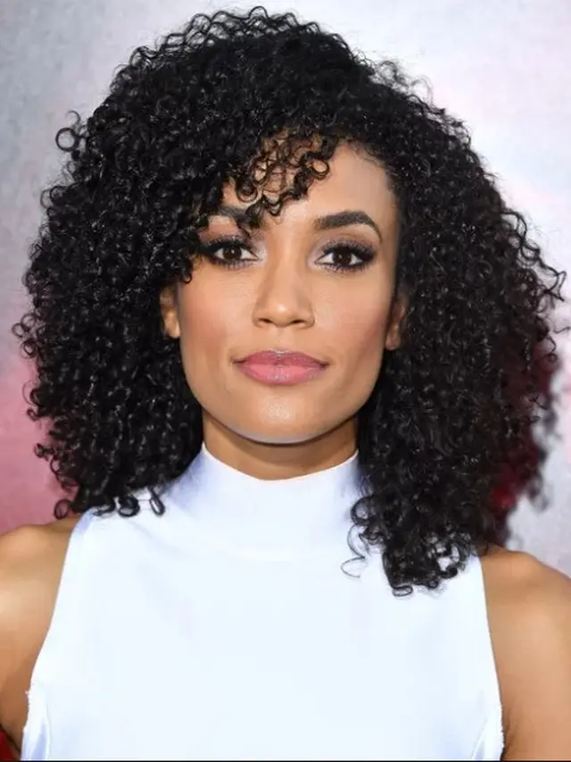 Model rambut Curly Side Swept (Sumber: Getty/SteveGranitz)
