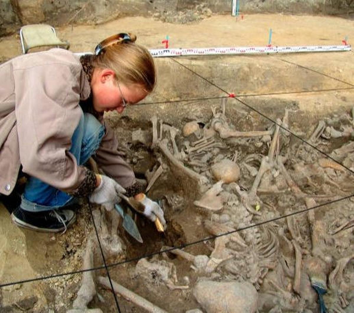 Ratusan orang tewas mengenaskan saat kota itu direbut tentara Mongol. Hasil penyelidikan DNA belum lama ini mengungkap bagaimana tragisnya sebuah keluarga dari tiga generasi menjadi korban dari pembantaian itu.