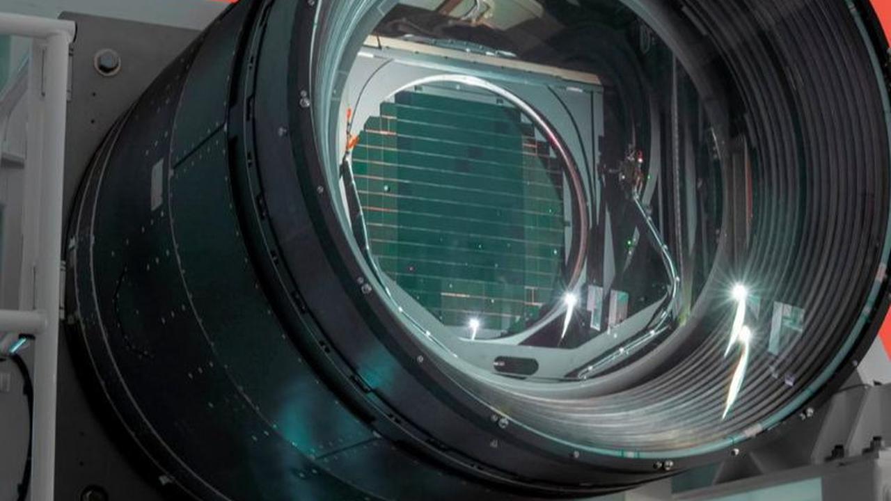 Kamera LSST ini memiliki resolusi 3.200 megapiksel, seukuran mobil kompak, dan beratnya mencapai 3 metrik ton, setengah dari berat gajah semak Afrika.&nbsp;<br>