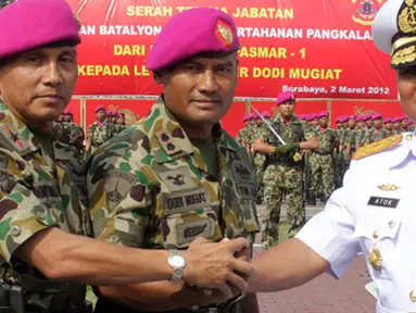 Citizen6, Surabaya: Dalam kesempatan itu, Komandan Pasmar-1 mengucapkan selamat kepada Letkol Mar Dodi Mugiat atas jabatan yang baru sebagai Komandan Batalyon Marinir Pertahanan Pangkalan V Surabaya. (Pengirim: Budi Abdillah)