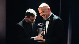 Lionel Messi (kiri) menerima penghargaan Pemain Pria Terbaik FIFA 2022 dari Presiden FIFA Gianni Infantino pada Seremoni The Best FIFA Footbal Awards 2022 di Paris, Prancis, Senin (27/2/2023). Messi sebelumnya juga pernah menjadi pemain terbaik FIFA pada 2019. Kala itu, Messi unggul atas Virgil van Dijk dan Cristiano Ronaldo. (FRANCK FIFE / AFP)