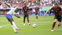 Striker Timnas Prancis, Randal Kolo Muani melepaskan tendangan di depan bek Timnas Belgia, Jan Vertonghen pada laga babak 16 besar Euro 2024 di Merkur Spiel-Arena, Dusseldorf, Jerman, Senin (1/7/2024). (AP Photo/Darko Vojinovic)