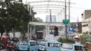 Bus Transjakarta melintas dekat proyek pembangunan Jembatan Penyeberangan Multiguna atau Skybridge di Tanah Abang, Jakarta, Jumat (24/8). Pembangunan jembatan tersebut ditargetkan selesai pada Oktober 2018. (Liputan6.com/Immanuel Antonius)
